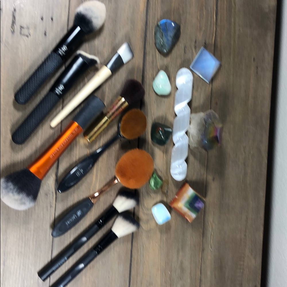 Assorted Makeup Brushes - Picture 2 of 7
